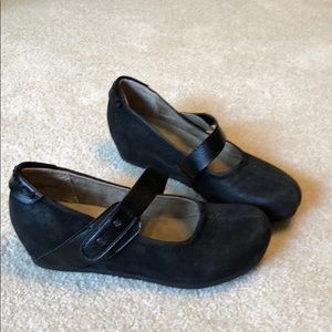 Black closed toe shoe